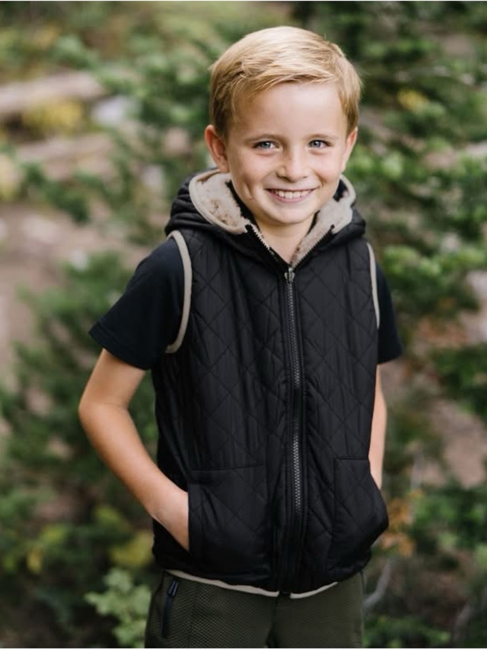 Zyia Kids/Youth Reversible Quilted Hooded Vest in Black with pockets. Size 10-11